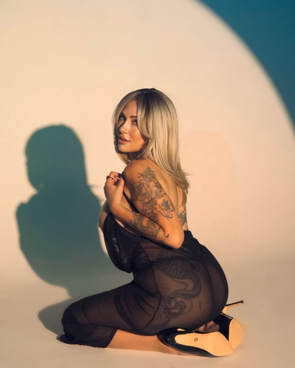 pornstar carly electric escort photo